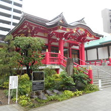 拝殿の手前に７つ埋められているのが力石