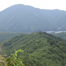 細長い湖です。