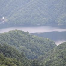 左端が発電所の取水口です。三湖パラダイスより。