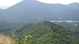 細長い半分天然湖、半分人造湖。