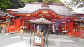 山の中腹にあります