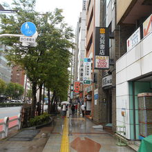 古書店、本屋、出版以外の看板も目立つ神保町駅界隈