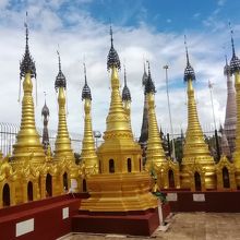 ミャンマーらしい黄金の仏塔も鎮座