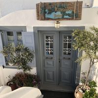 門をくぐって階段をおりるとこの扉がホテルの入り口です