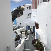 がけに作られたホテルなので階段沿いに部屋があります