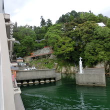 30分の船旅で竹生島に着岸します
