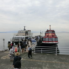 竹生島港、左が長浜行き、右は彦根行きです