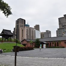 左が鐘楼。右は、台北市立文献館