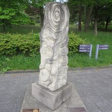 散策路に置かれた彫刻