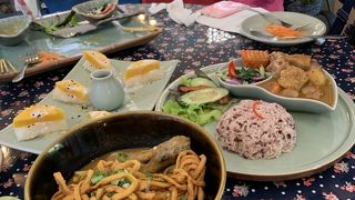 セラドン焼きの食器で楽しむカフェ