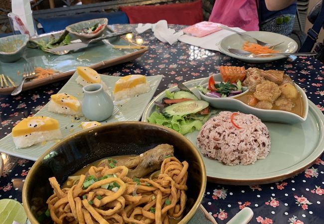 セラドン焼きの食器で楽しむカフェ