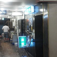 雑居ビルの中にある店。