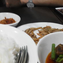 ヒンと，竹虫の姿揚げ。パリパリでウマウマ。