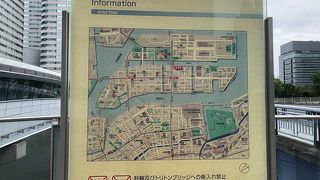 埋め立てエリアも貫く通りです