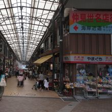 活気のある商店街です