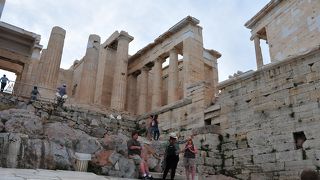 翼のないアテネ・ニケ像が置かれていた