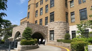 建て替え後も正面のファサード部分に、昭和の初期の典型的公共建築の意匠が復元されています。