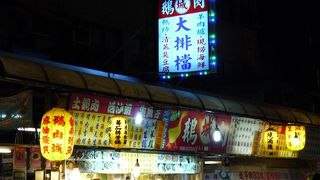 こじんまりとしたストリート夜市