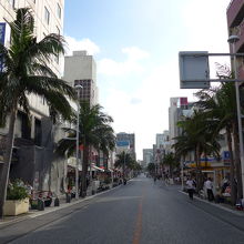 歩行者天国を知らないのかと思うほど路上に少ない景色