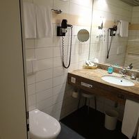 右手にバスタブもあります。