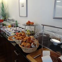 朝ごはん。白を基調にした清潔な朝食レストランでした。