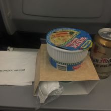 機内販売カップヌードルシーフードとサンミゲル