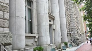 馬車道の出口にある東京芸大大学院映像研究科の建物は昭和初期に建てられた歴史的建造物