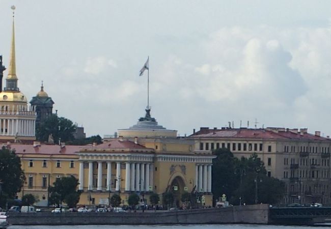 跳ね上げ橋の南に続くネヴァ川沿いの眺めの良い堤防道路
