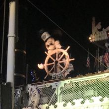 蒸気船ウィリーコスチュームのミッキーが操舵