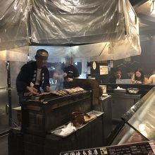 店内は焼き鳥を焼く煙がもうもう