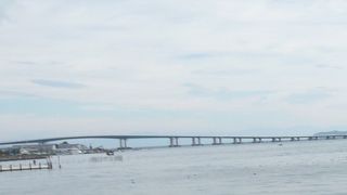 琵琶湖にかかる橋