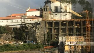 ドン・ルイス１世橋の向こうの丘の上