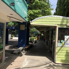 駅から市場に行く通路