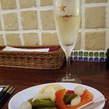 とりあえずの泡とピクルス