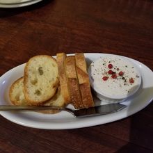 アンチョビチーズもワインが進みました