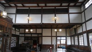 レトロで立派な駅舎が保存されています