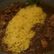 チキンと鮫の二通りのカレーをかけたひと皿