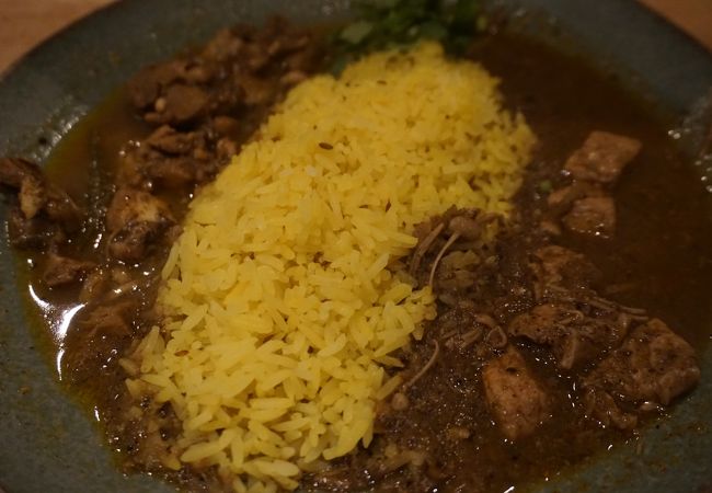 チキンと鮫の二通りのカレーをかけたひと皿