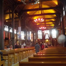 港町の船大工の技術によって作られた天井は、船底の形でした