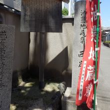 油掛地蔵尊前に通じている油掛通(右側です )