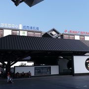 蘇州駅に直結したバスターミナル。同里、周荘、蘇州市内観光バスが出発するのは北西の建物です。