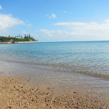 小石のビーチ。水はきれい。