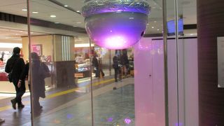 定番の物から行列している話題の手土産まで何でも揃う!　新幹線などの待ち時間などに見て楽しい場所です。