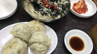 食堂へ行くには、調理場を通過