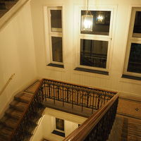 レトロな建物の階段