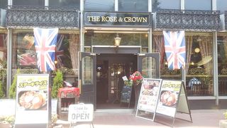 駅前すぐ本格ブリティッシュスタイルのパブ