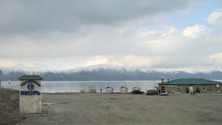 標高１９００ｍの高地に位置する琵琶湖の約２倍の大きさのセヴァン湖畔です。