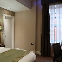 左の白いドア側が洗面・バスルームです。