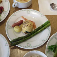 エッグベネディクトに巨大なアスパラを添えました