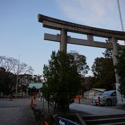 見晴らしのいい山の頂上にそれなりの敷地